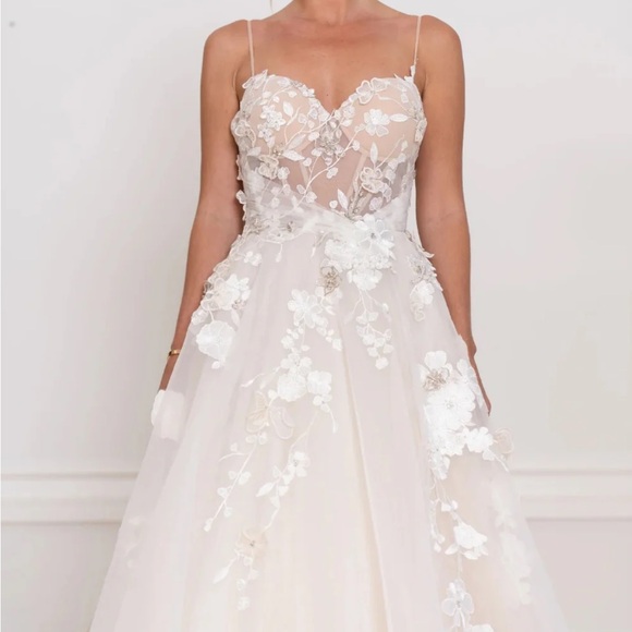 Liz Martinez SS 2023 Maria Wedding dress. A line Silk organza with 3D appliqué. - Picture 2 of 11